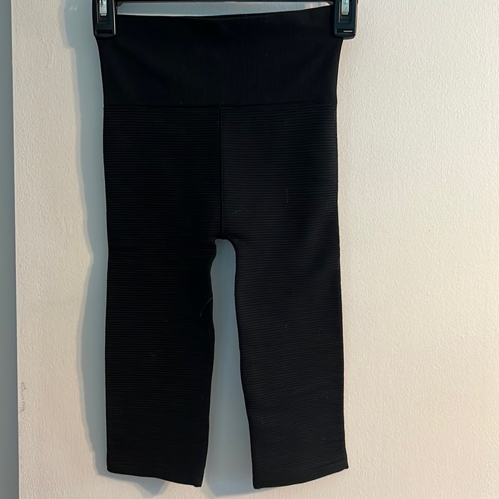 Victoria’s Secret Ribbed High-waisted Crop Tight with Panty Lining Built In